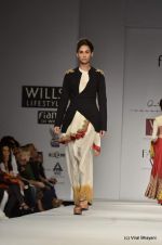 Model walk the ramp for Anand Kabra Show at Wills Lifestyle India Fashion Week 2012 day 1 on 6th Oct 2012 (124).JPG